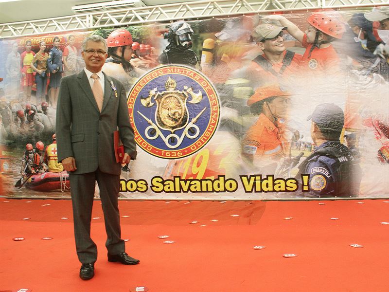 Leia mais sobre o artigo Elias Gomes recebe medalha do Corpo de Bombeiros
